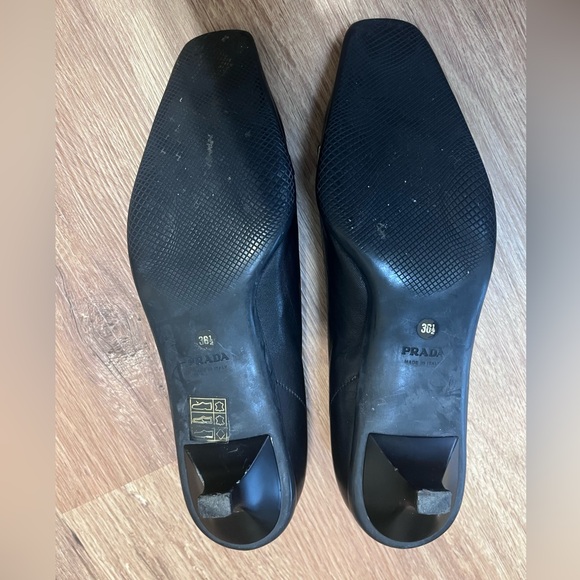 Vintage Prada black leader/suede kitten heel pumps, US size 6 1/2 - Picture 6 of 8